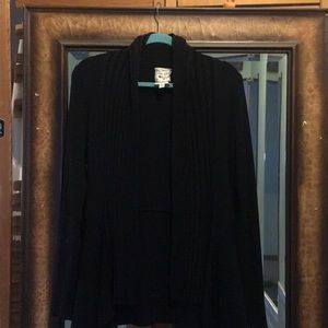 Black cardigan 👣💂🏻‍♀️